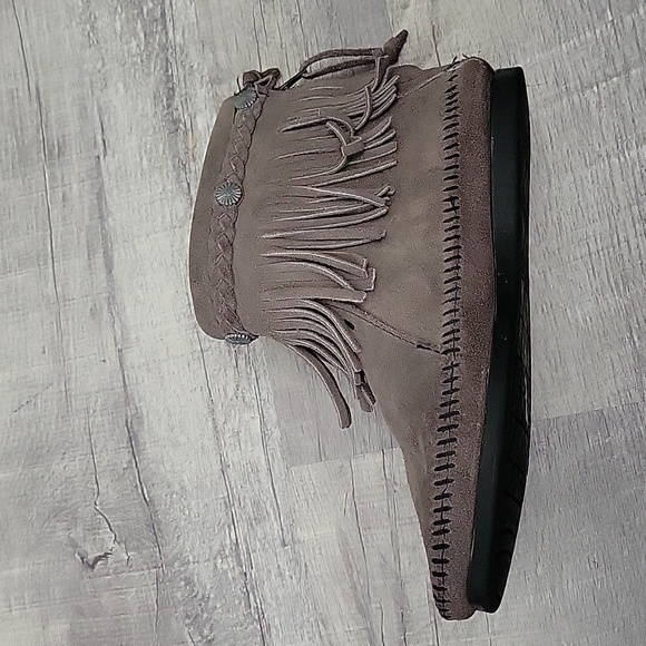 Minnetonka Women's Grey Suede Fringed High Top Back Zip Boot Size 7 - Picture 3 of 5